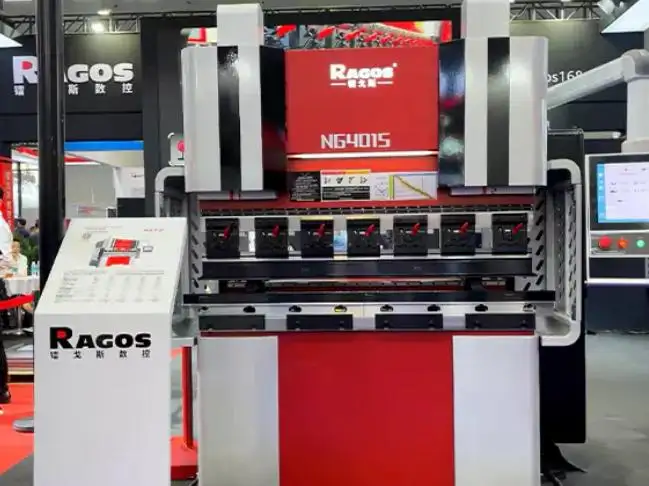 Entdecken Sie die Funktionen, die eine hochpräzise Leistung bei einer CNC-Pressbremse aus Blech liefern, die zu verkaufen ist, von der Rahmenstärke bis zur DA66-Steuerung und schnellem Amada-ähnlichen Klemmen.