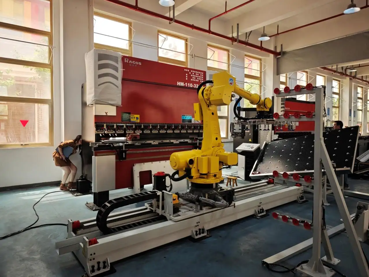 Hybride CNC-Pressbremse vs. elektrohydraulische synchrone CNC-Pressbremse