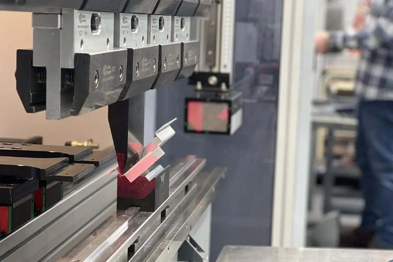 Metallbearbeitungswerkzeuge: Antriebspräzision, Effizienz, und globale Fertigung