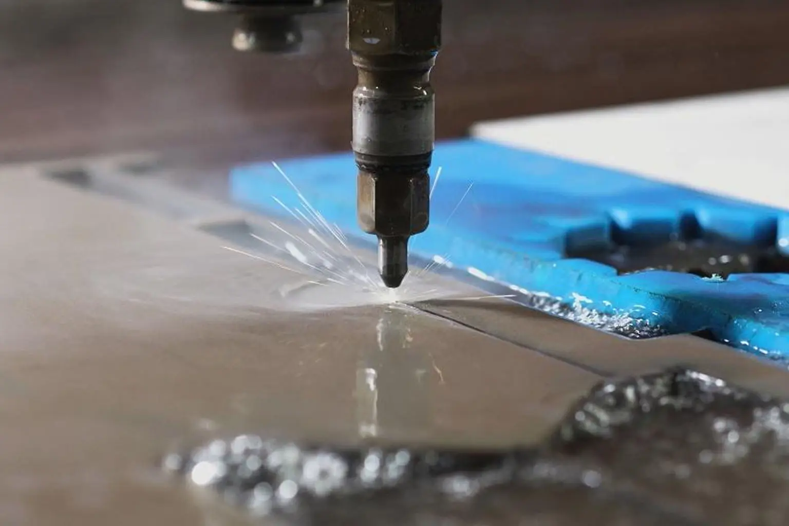Grundlagen des Wasserstrahlschneidens: Wie es funktioniert und warum es wichtig ist